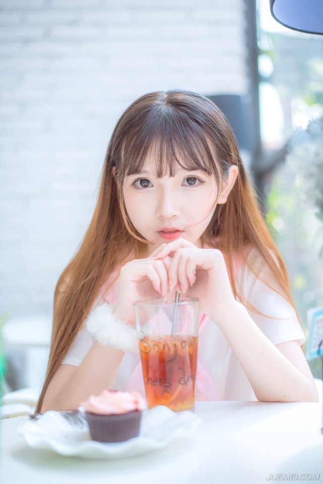 现实会告诉你不努力就会被生活踩死，无需找什么借口，一无所有就是拼的理由。